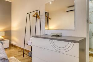 ein Badezimmer mit einer Theke und einem Spiegel in der Unterkunft Casa dos Anjos, a Home in Madeira in Lombo Galego