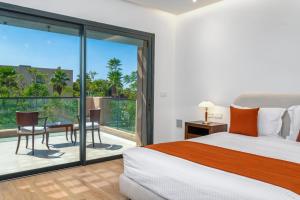 Ένα ή περισσότερα κρεβάτια σε δωμάτιο στο Villa Anzar Refined Oasis wChef and Emerald Hammam +35 φωτογραφίες