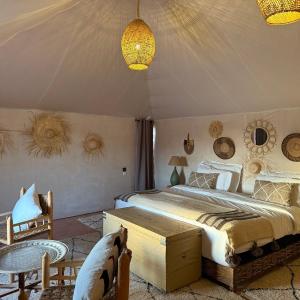 Ένα ή περισσότερα κρεβάτια σε δωμάτιο στο Desert Night Luxury Camp
