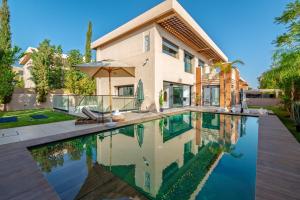 Πισίνα στο ή κοντά στο Villa Anzar Refined Oasis wChef and Emerald Hammam