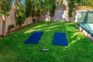 Κήπος έξω από το Villa Anzar Refined Oasis wChef and Emerald Hammam