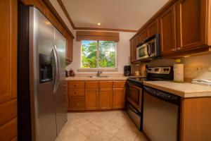 Veranda 3G 2 bedr 2 bath في Isla Herradura: مطبخ مع ثلاجة ستانلس استيل ونافذة +40 صورة