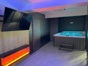 a large bathroom with a tub and a shower at Hotel Jakuszyce Sport & Spa in Szklarska Poręba