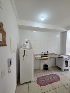 Η κουζίνα ή μικρή κουζίνα στο Condomínio Flor de cerejeira