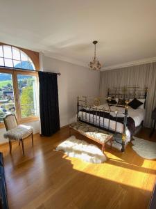 Ένα ή περισσότερα κρεβάτια σε δωμάτιο στο Cozy Swiss Getaway With Mountain Views