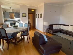 Η κουζίνα ή μικρή κουζίνα στο Cozy Swiss Getaway With Mountain Views