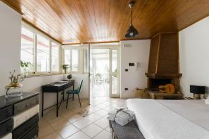 ein Schlafzimmer mit einem Bett, einem Schreibtisch und einem Tisch in der Unterkunft La Casa del Viaggiatore in Milazzo + 23 Fotos