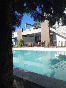 a large swimming pool in front of a building at Complejo Eco-Apart SomoS in Colón