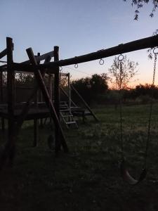 a swing set in a field with the sunset in the background at Complejo Eco-Apart SomoS in Colón +20 photos