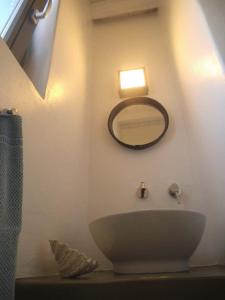 Ένα μπάνιο στο Villa Handras, 2 units, by Amorgos Holiday Homes