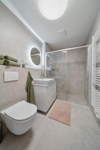 Ένα μπάνιο στο Homey 610 Apartment +15 φωτογραφίες