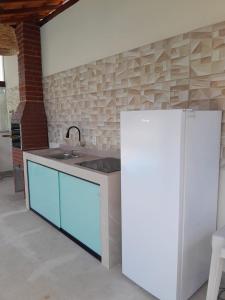 uma cozinha com pia e geladeira em Mansion in the mountains em Teresópolis