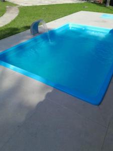 uma piscina azul com uma fonte de água em Mansion in the mountains em Teresópolis