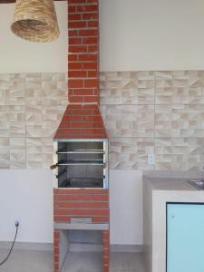 um forno de tijolo numa cozinha com uma mesa em Mansion in the mountains em Teresópolis