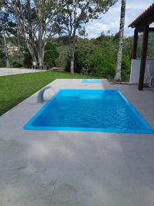 uma grande piscina azul em um quintal em Mansion in the mountains em Teresópolis mais 62 fotografias