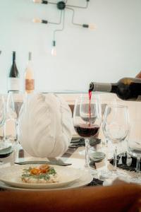 eine Person gießt Wein in ein Glas auf einem Tisch in der Unterkunft Once Upon Lisboa in Lissabon