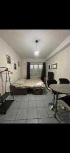 ein Schlafzimmer mit einem Bett, einer Couch und einem Tisch in der Unterkunft Le petit studio Rue de l'Imprimerie in Gap + 6 Fotos