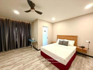 Gfe Home Villa Swimming Pool 20Pax 5Bedroom في ماساي: غرفة نوم بها سرير ومروحة سقف