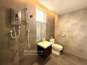 Gfe Home Villa Swimming Pool 20Pax 5Bedroom في ماساي: حمام مع دش ومغسلة ومرحاض +16 صورة