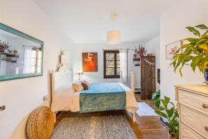 a bedroom with a bed and a mirror at Casa Rural el Bac in Castellar de NʼHug