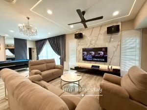 Gfe Home Villa Swimming Pool 20Pax 5Bedroom في ماساي: غرفة معيشة مع أريكة وتلفزيون