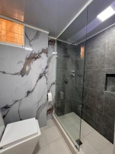 Ένα μπάνιο στο Apartamentos en la isla de Margarita +10 φωτογραφίες