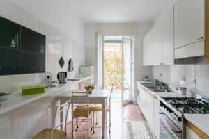 Кухня или мини-кухня в Great holiday appartamento moderno comodo a centro e spiagge
