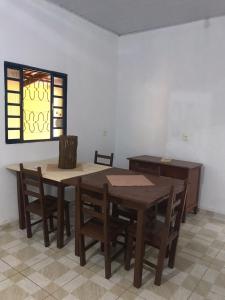 Hostel Diquinha في بيرينوبوليس: غرفة طعام بها طاولة وكراسي ونافذة