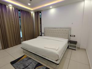 En eller flere senge i et værelse på The Warm Palace Home