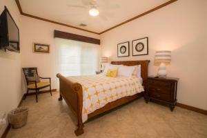a bedroom with a bed and a table and a chair at Veranda 8F - 2 bdr 2 bath - Condo in Isla Herradura