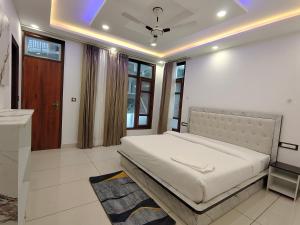 En eller flere senge i et værelse på The Warm Palace Home