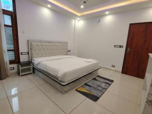 En eller flere senge i et værelse på The Warm Palace Home + 2 billeder