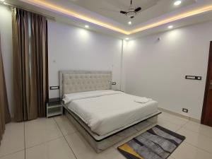 En eller flere senge i et værelse på The Warm Palace Home