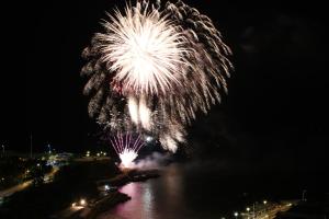 ein Feuerwerk über dem Wasser in der Nacht in der Unterkunft Vacaciones frente al Mar in Valparaíso
