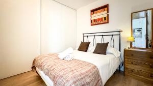 une chambre avec un lit et une commode avec une horloge dessus dans l'établissement El racó de Montana Park, à Enveitg