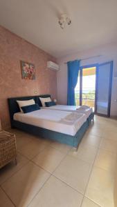 En eller flere senge i et værelse på Loukia's Studios and Apartments