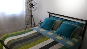 Ένα ή περισσότερα κρεβάτια σε δωμάτιο στο Le Domaine des Tourterelles Chambre d'hôte