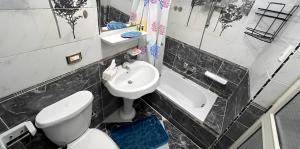 Phòng tắm tại Ramses Pyramids View Apartment +47 ảnh