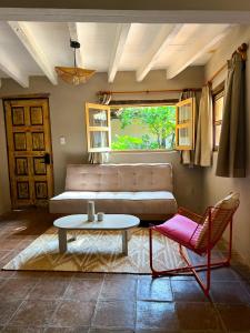 バジェ・デ・ブラボにあるOmbligo connection houseのソファとテーブルと椅子のあるリビングルーム