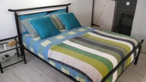 Ένα ή περισσότερα κρεβάτια σε δωμάτιο στο Le Domaine des Tourterelles Chambre d'hôte