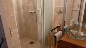 Ένα μπάνιο στο Le Domaine des Tourterelles Chambre d'hôte