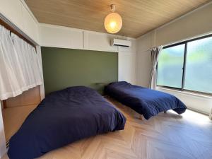 KujukuriにあるSunny side story hotel 九十九里のベッド2台と窓のある寝室 +21枚の写真