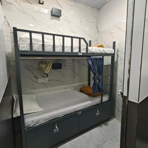 Ένα ή περισσότερα κρεβάτια σε δωμάτιο στο BASERA DORMITORY ANDHERI - Marol