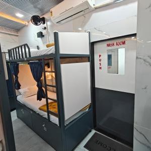 Η κουζίνα ή μικρή κουζίνα στο BASERA DORMITORY ANDHERI - Marol