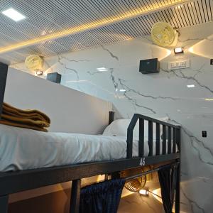 Ένα ή περισσότερα κρεβάτια σε δωμάτιο στο BASERA DORMITORY ANDHERI - Marol