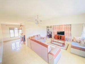 Μια τηλεόραση ή/και κέντρο ψυχαγωγίας στο Beautiful spacious entire 4 bedrooms comfy house in Kimihurura