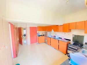 Η κουζίνα ή μικρή κουζίνα στο Beautiful spacious entire 4 bedrooms comfy house in Kimihurura