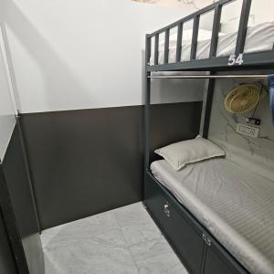 Ένα ή περισσότερα κρεβάτια σε δωμάτιο στο BASERA DORMITORY ANDHERI - Marol +4 φωτογραφίες