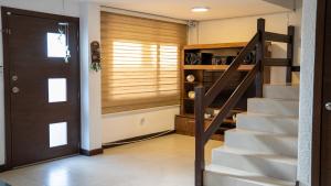 a staircase in a house with a wooden door at Vacaciones Seguras -Conjunto Privado -Jacuzzi 