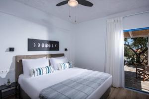 una camera con letto e ventilatore a soffitto di Villa Roza by Prime Stay a Stalida Altre 15 foto